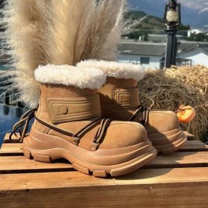 High-Quality Product stylish, warm boots with fur trim and chunky soles